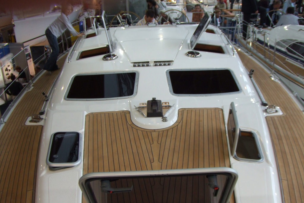 V44 carries her beam aft © International Marine Brokers New Zealand www.internationalmarine.co.nz